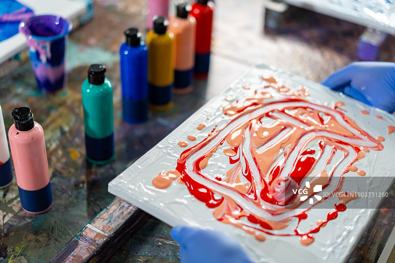 亚洲老年男人学习丙烯画艺术图片素材