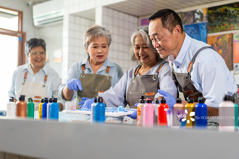 4K亚洲老年群体共同学习丙烯倒流艺术图片素材