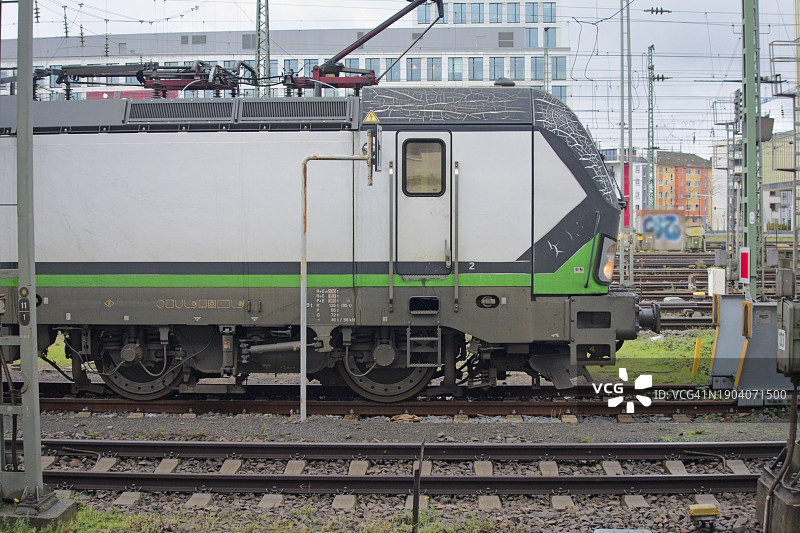 铁路轨道上的客运列车图片素材