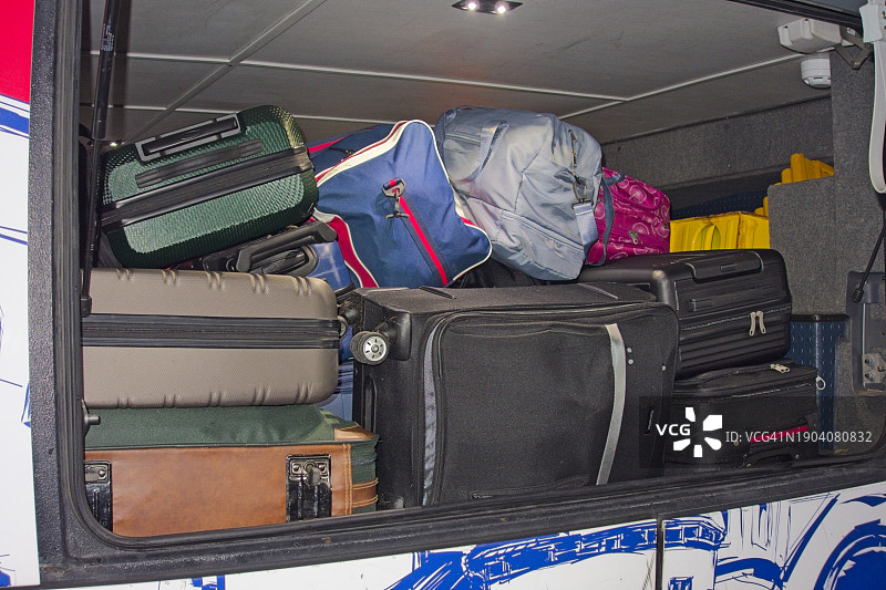 国际长途客车内的行李箱和乘客行李图片素材