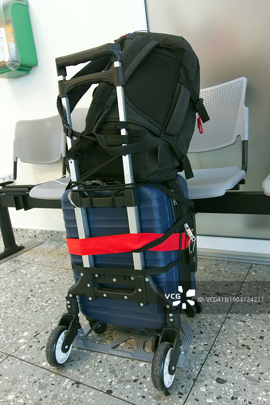 带包和手推车的滚动行李箱图片素材