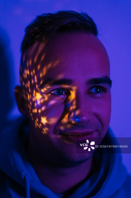 脸上投射着星空的男人，未来、预测和人工智能的概念图片素材