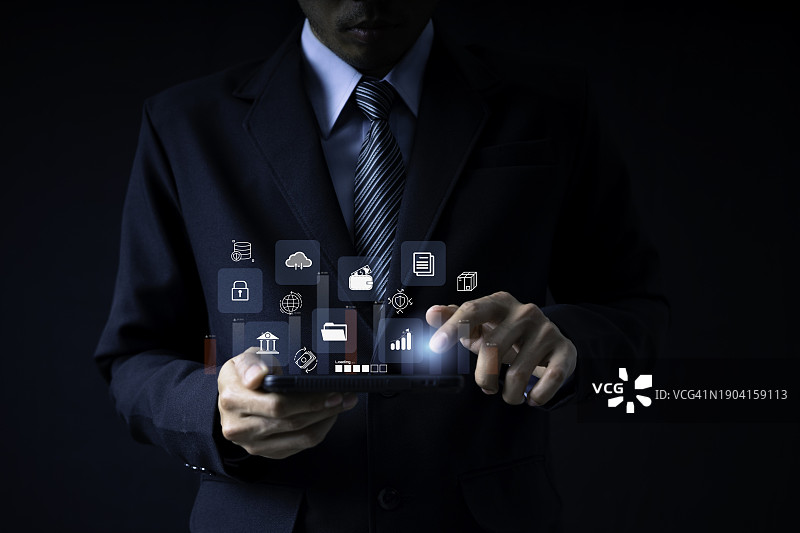 在数字时代用智能手机查看网上银行账户图片素材