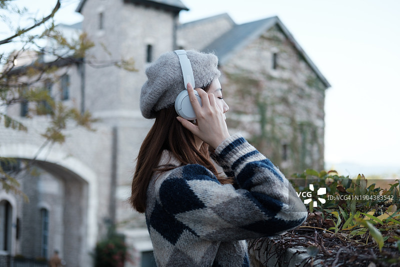 女人在城堡上悠闲地听音乐图片素材