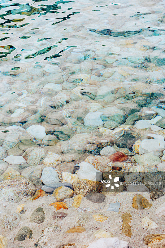 水下鹅卵石清澈水背景图片素材