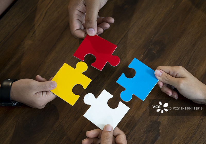 手持拼图碎片图片素材