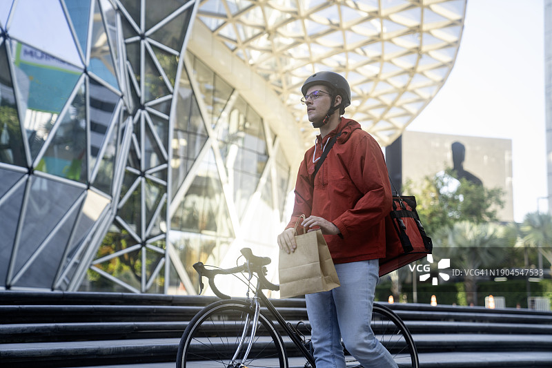 年轻人兼职做外卖配送员图片素材