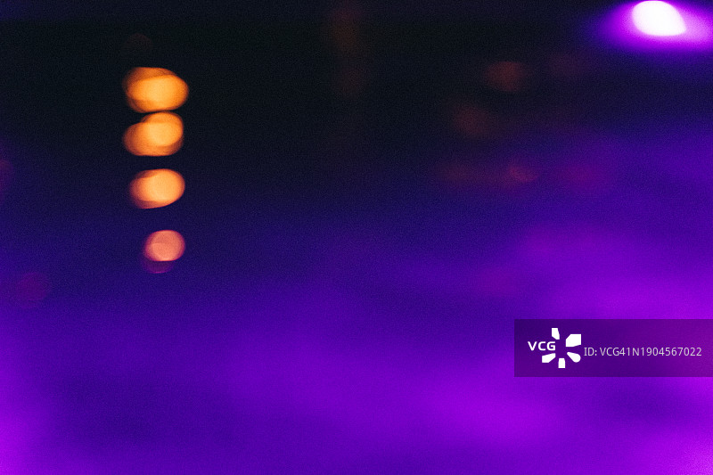 紫色纹理背景，街灯光芒，电影般的夜晚氛围图片素材