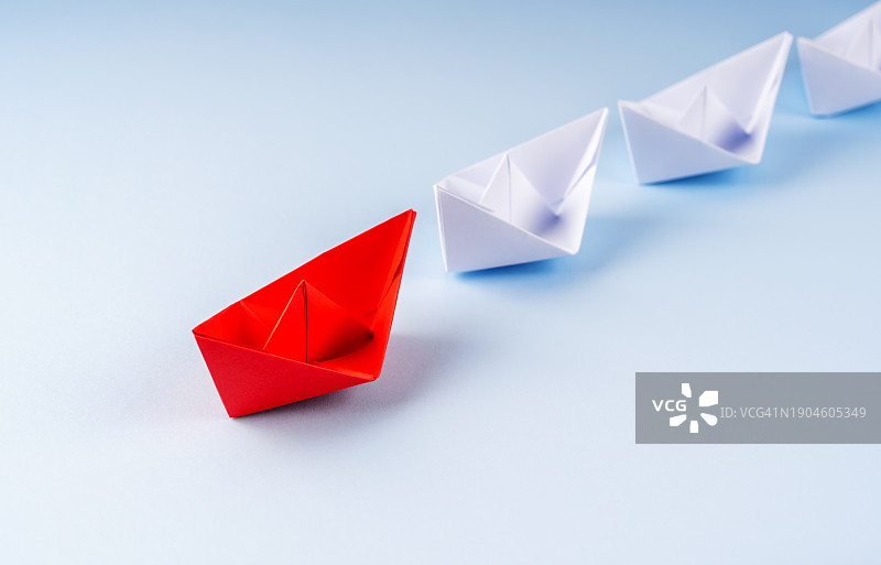 红色纸船和白色纸船图片素材