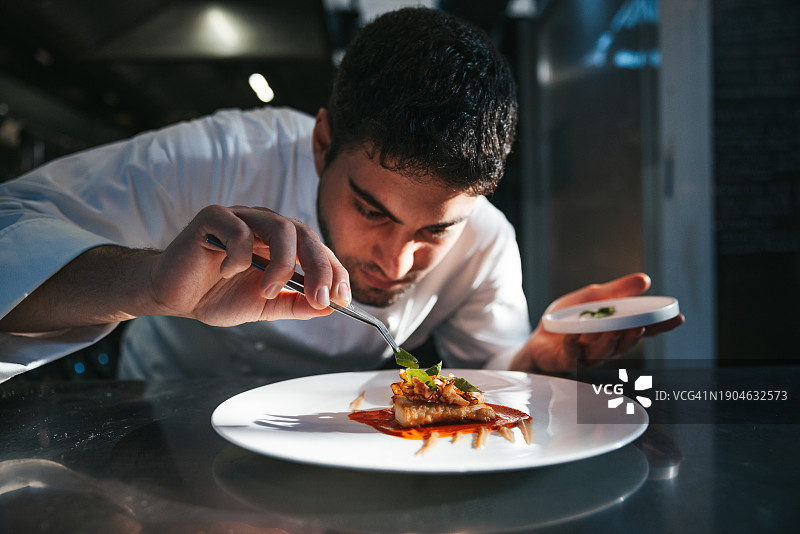 厨师完成菜肴的摆盘图片素材