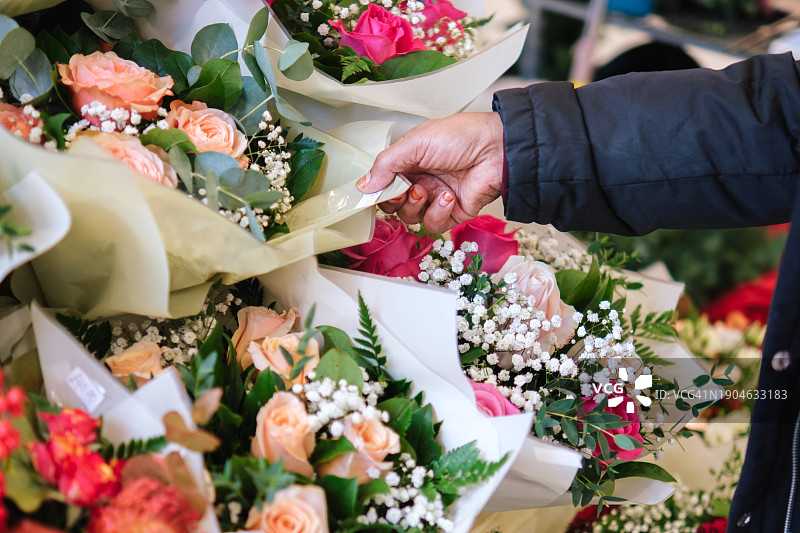 手选择包裹好的花束特写图片素材