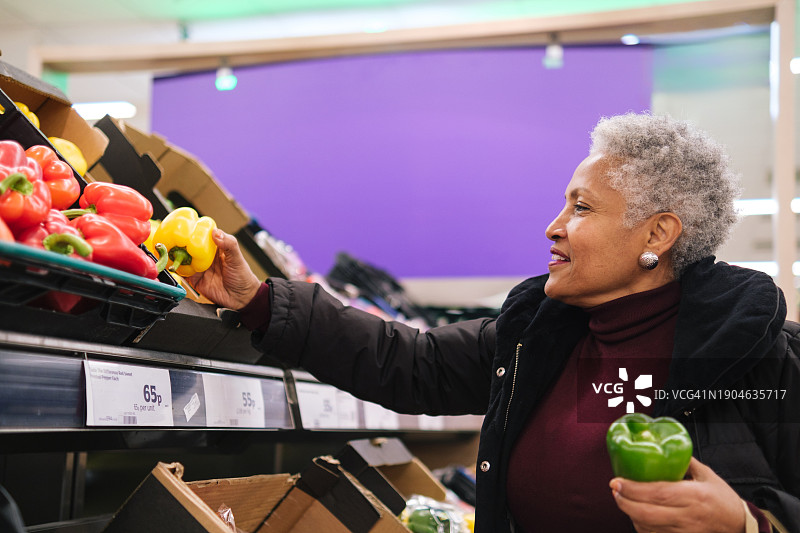 年长的女士购买新鲜农产品图片素材