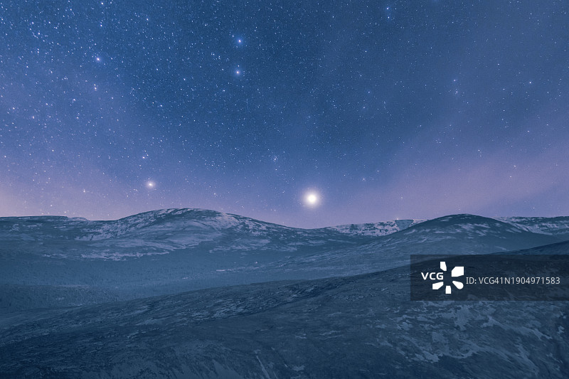 芬兰拉普兰星空下的群山图片素材