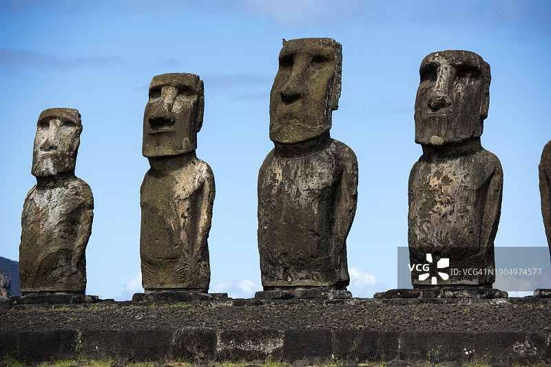智利复活节岛阿胡·汤加里基的摩艾石像群图片素材