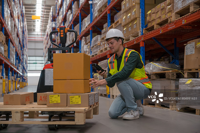 仓库工人在仓库存储前扫描条形码图片素材