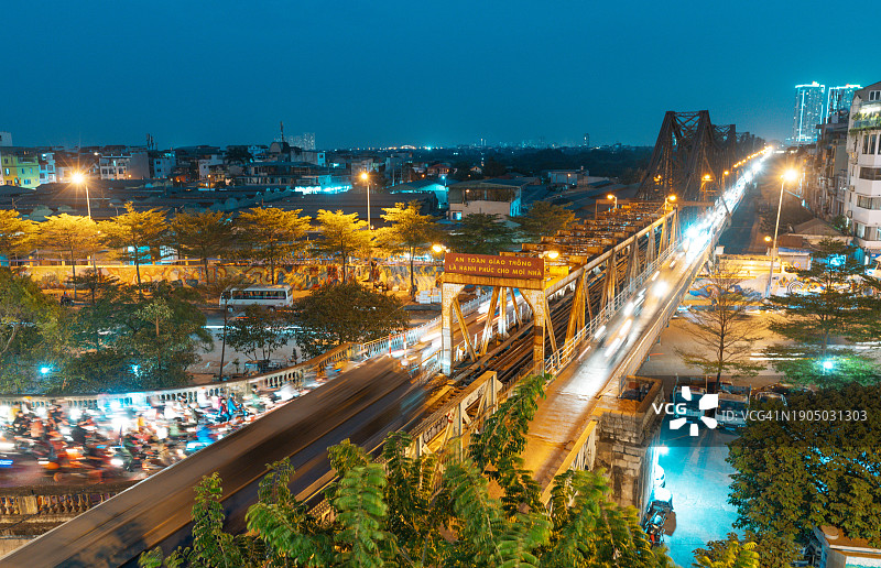 红河日落时分的龙边桥航拍图片素材