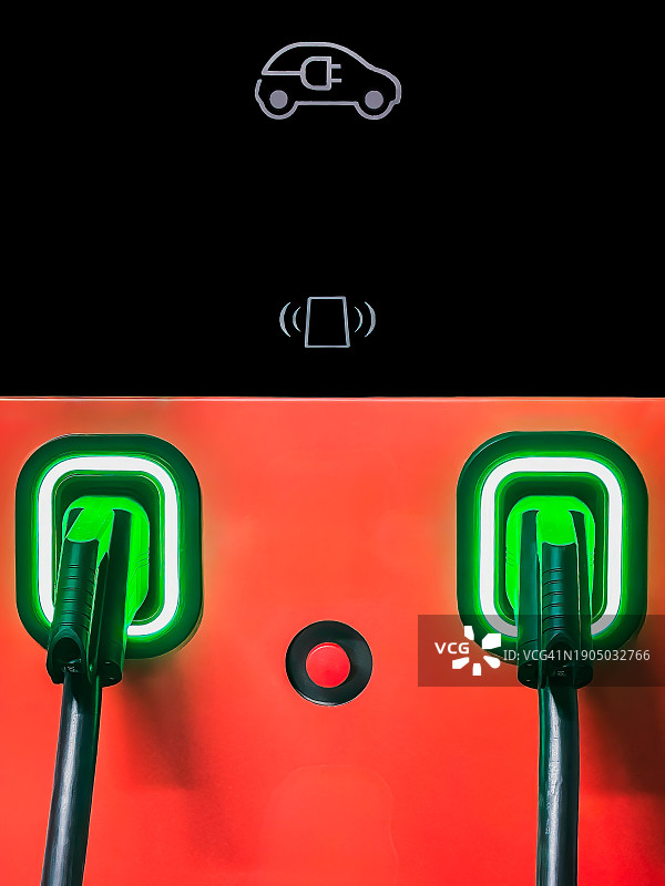 驱动未来：充满活力的红黑色电动汽车充电站图片素材