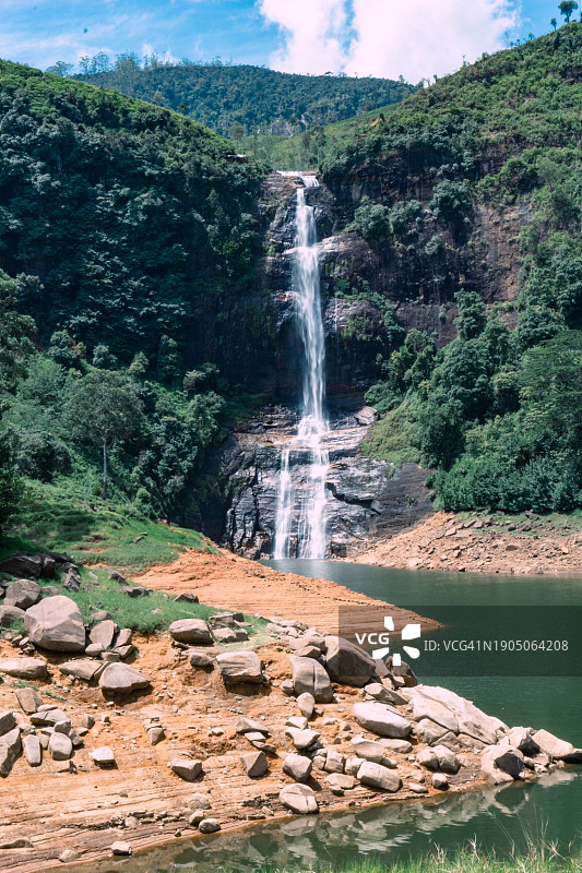 森林中瀑布的美景图片素材