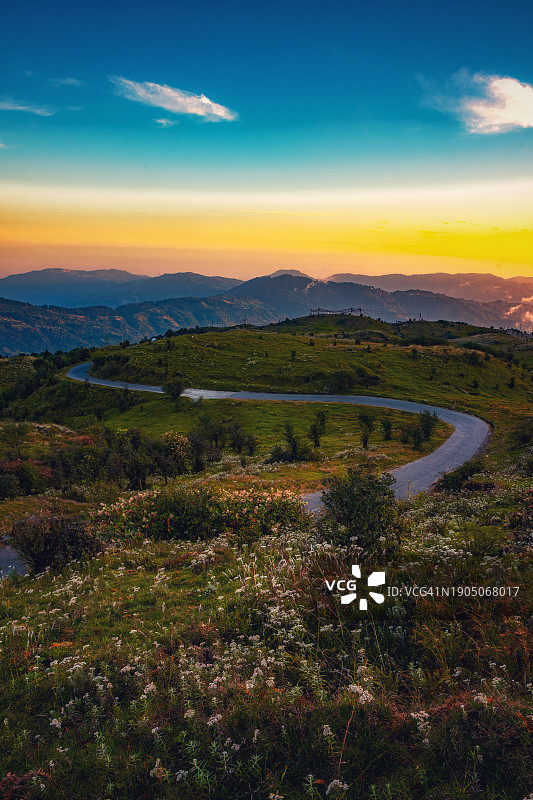 日落时天空映衬下的风景图片素材