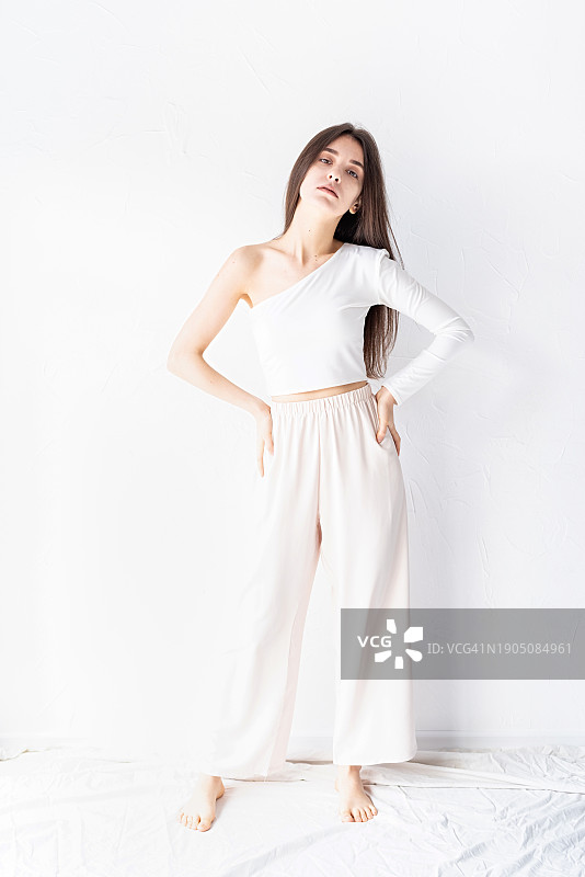 女子站在白色背景前全身照图片素材