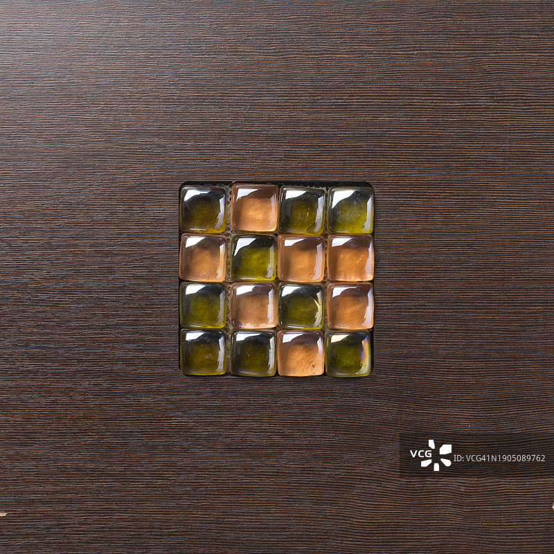 俯视拍摄：桌子上的泡罩包装图片素材