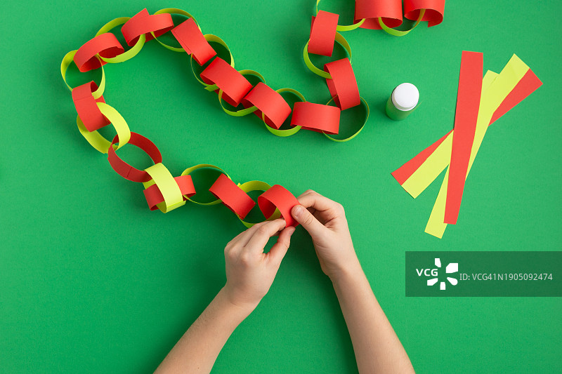 在绿色背景上拿着绿色丝带的女人图片素材