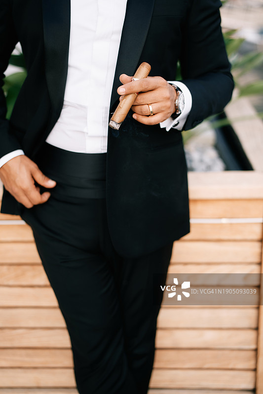 穿着讲究的商人站在户外的身体中部图片素材