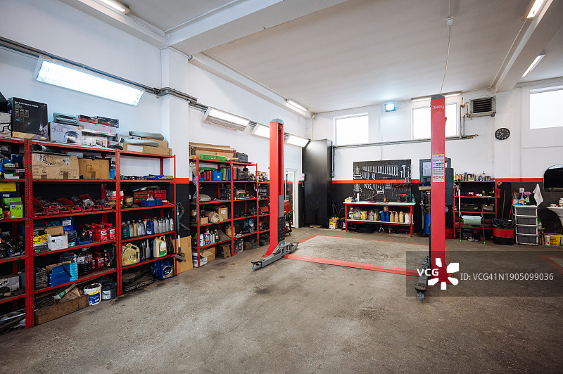 空旷的汽车修理店图片素材