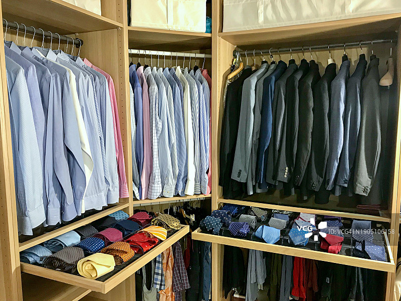 装满衬衫、西装和领带的男士衣柜图片素材