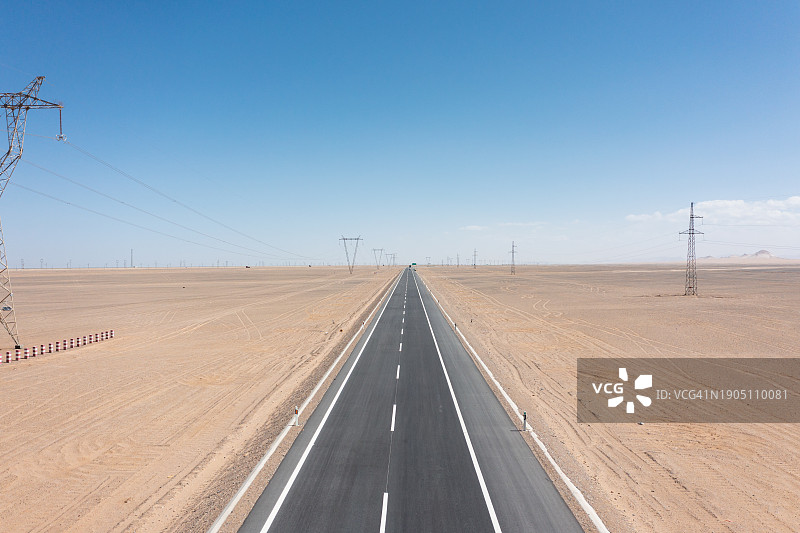 天空下的空旷沙漠公路图片素材