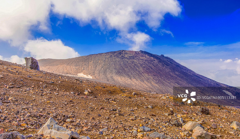 山对着天空的美景图片素材