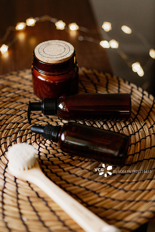 含化妆液和洁面乳的琥珀色玻璃瓶，天然护肤和精油香薰，健康保健概念图片素材