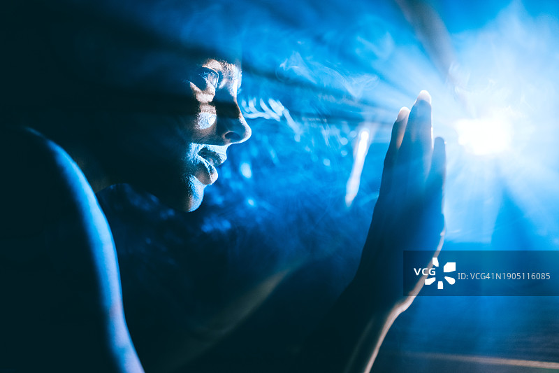 探索外太空的人：未来主义内省概念图片素材