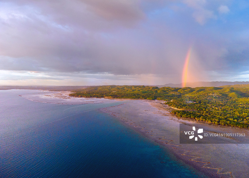 菲律宾：海面上彩虹的壮丽景色图片素材