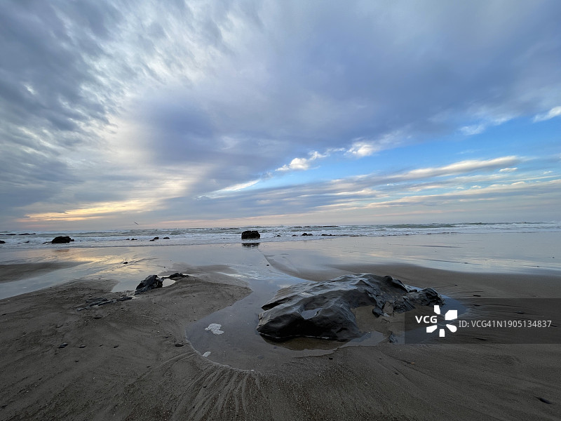 日落时分俄勒冈州林肯海滩风光图片素材