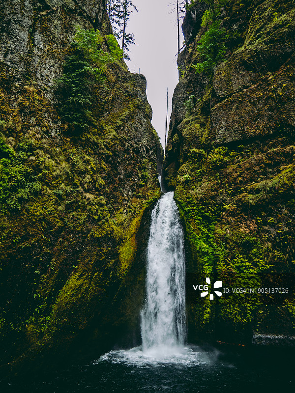 美国俄勒冈州森林瀑布风光图片素材