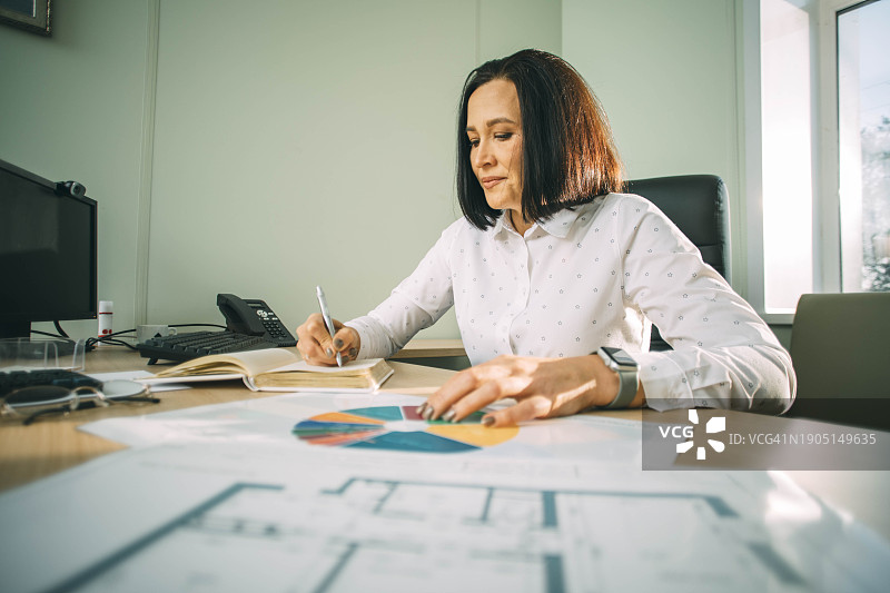 在办公室工作的女商人图片素材