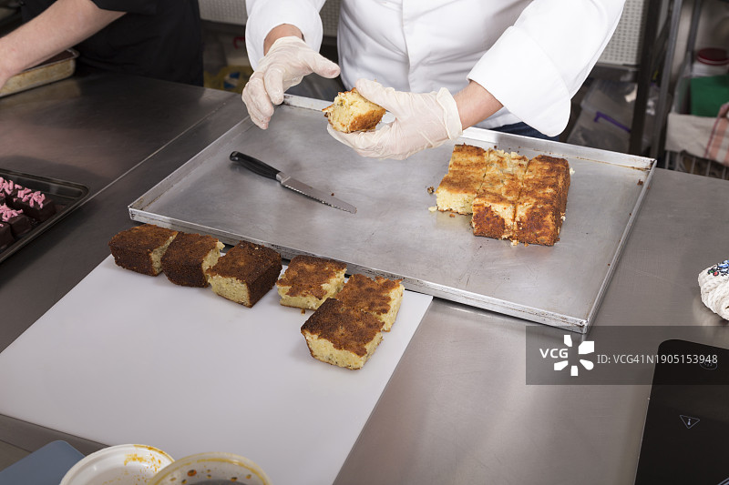 厨师在商业厨房准备食物的身体中部特写图片素材