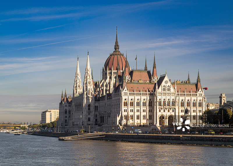 多云天空下的城市建筑景观图片素材