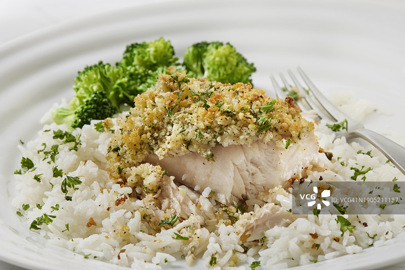 香脆帕尔马干酪烤比目鱼片图片素材