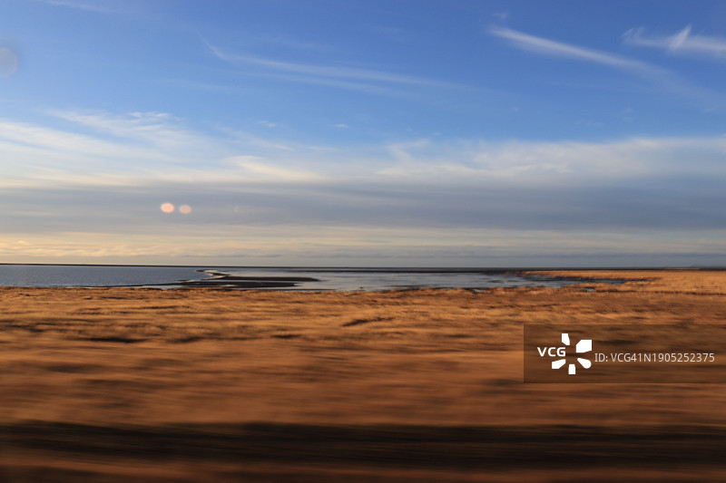 日落时海滩对着天空的风景图片素材