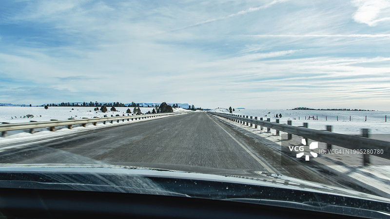 雪景中的笔直道路图片素材