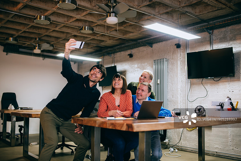 合作的商界人士团队一起自拍图片素材