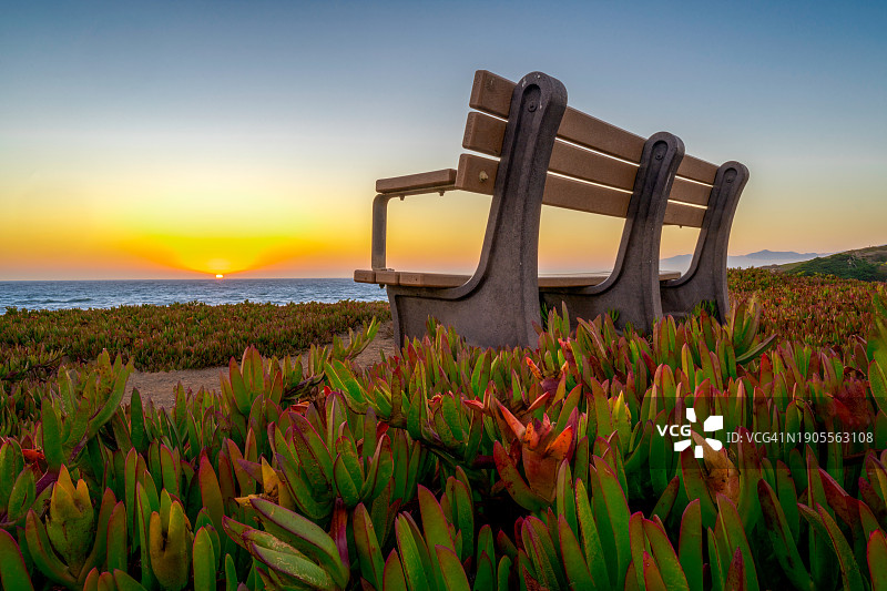 日落与空长椅，美国加利福尼亚州圣路易斯奥比斯波县坎布里亚图片素材