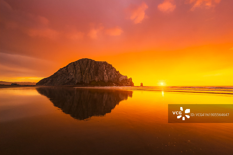 莫罗湾的暴风雨日落、岩石和倒影，加利福尼亚州圣路易斯奥比斯波县图片素材