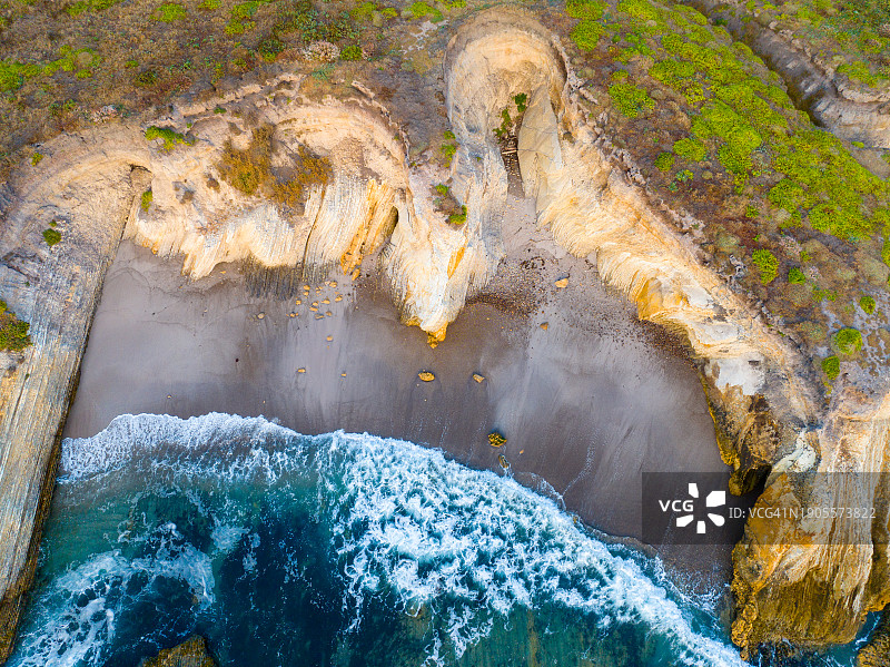蒙大拿德奥罗州立公园的小海湾和海蚀悬崖，加利福尼亚州圣路易斯奥比斯波县图片素材