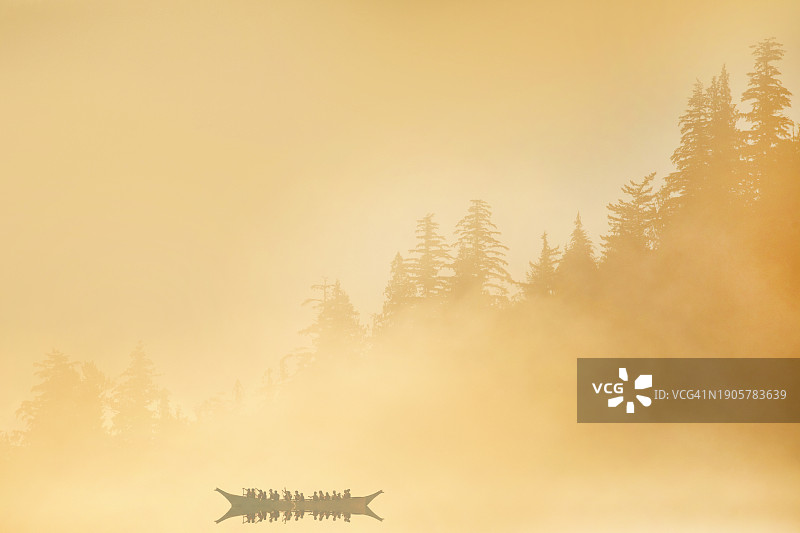 雾中的原住民独木舟图片素材