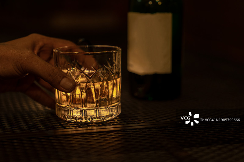 威士忌加冰图片素材
