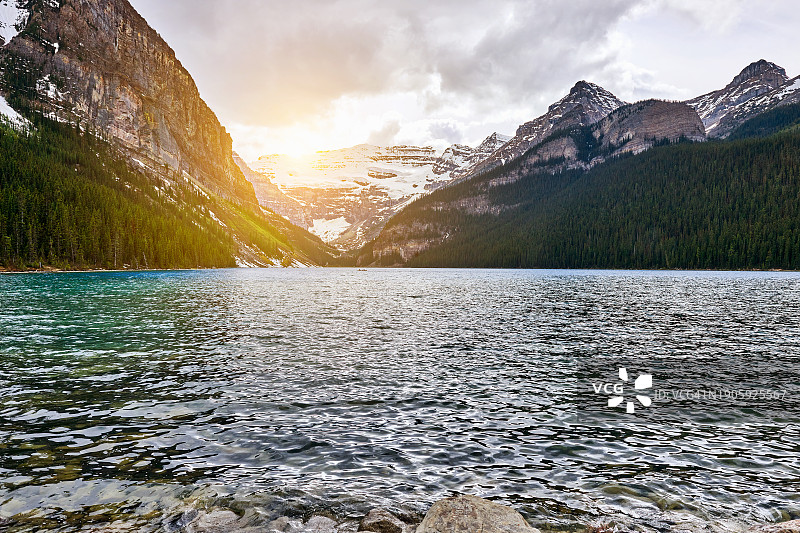 加拿大班夫国家公园路易斯湖日落美景图片素材