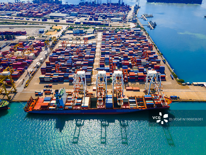 繁荣港口中的货船航拍图片素材
